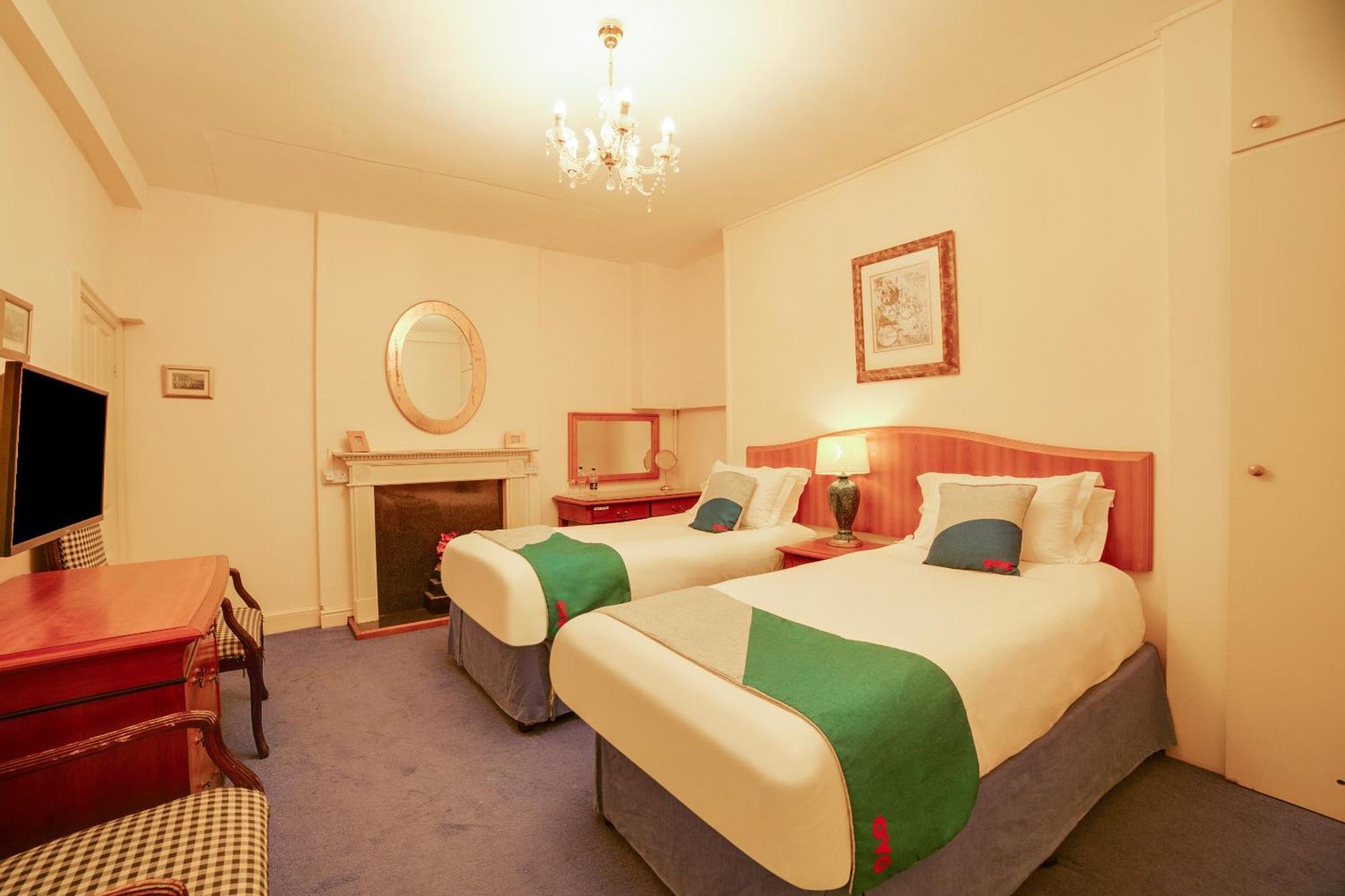 Oyo Bailbrook Lodge, バース エクステリア 写真